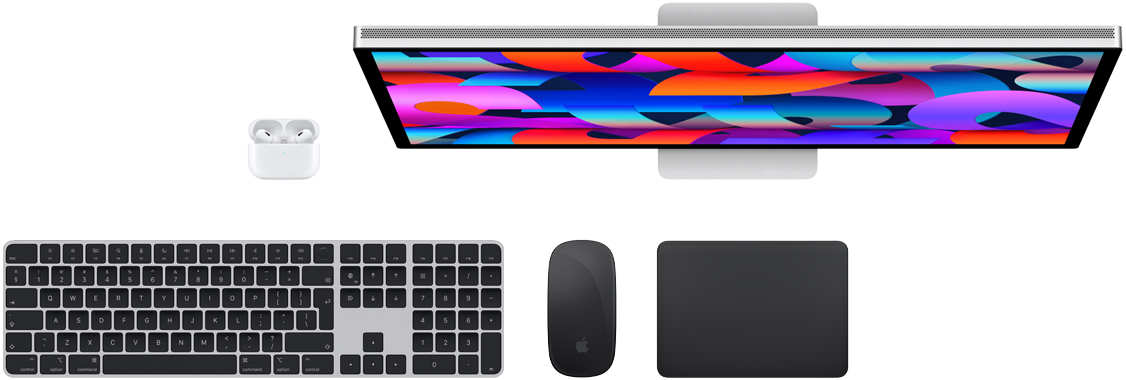 „Mac“ – „Studio Display“, „AirPods“, „Magic Keyboard“, „Magic Mouse“ ir „Magic Trackpad“ – vaizdas iš viršaus
