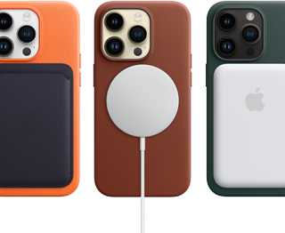 „iPhone 14 Pro“ oranžinės, rudos, miško žalios spalvos „MagSafe“ dėklai su „MagSafe“ priedais: pinigine, įkrovikliu ir baterija.