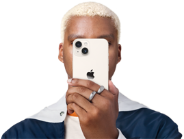 Prieš savo veidą „iPhone“ laikantis žmogus.