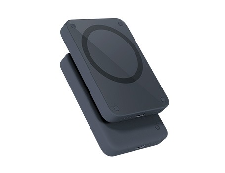 Epico MagSafe Compatible Wireless Powerbank įrenginiai sudėti kampu, matomas apvalus magnetinis paviršius ir kompaktiškas dizainas.